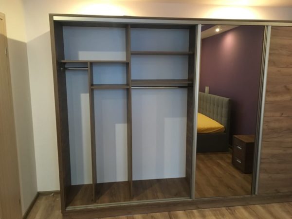 Szafa 4 drzwi z lustrami - obrazek 3