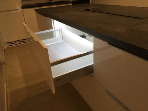 Kuchnia biała z dużą wyspą + ciemne blaty - obrazek 5