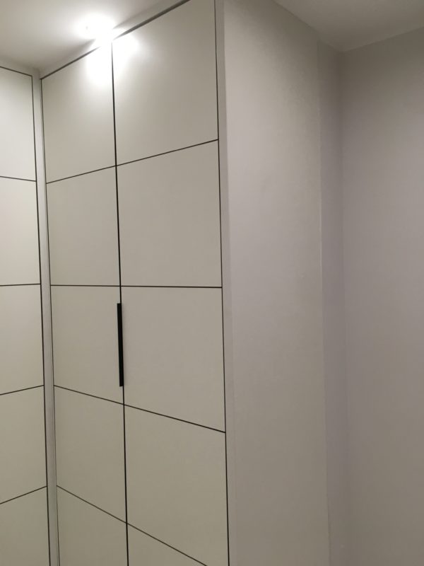 Szafa biała + czarne dodatki - obrazek 4